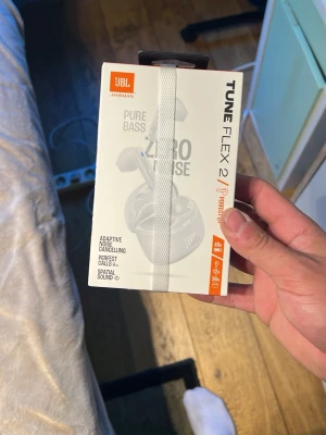JBL Tune Flex 2 True Wireless Hörlurar - JBL Tune Flex 2 är trådlösa in-ear hörlurar i vitt med adaptiv brusreducering, Pure Bass-ljud och mikrofon för samtal. Laddningsetui ingår. Perfekt för musik och samtal på språng. Bluetooth-anslutning och lång batteritid.
