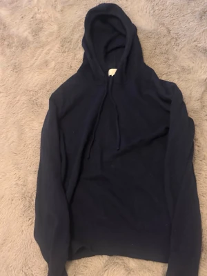 Kashmir hoodie Xs - Säljer en mörkblå cashmere20%/merinoull80% som är i bra skick förutom det lilla hålet på luvan men syns inte om man inte har luvan på sig. Den är från braidbelt uf vilket var ett företag som la ner för något år sedan. Går att söka på på TikTok för att få se lite mer av de. Syns inte så tydligt där Stl och företag står då den är gammal men den funkar toppen. Hör av er vid funderingar. Nypris tror jag var typ 699-999kr någonstans där 