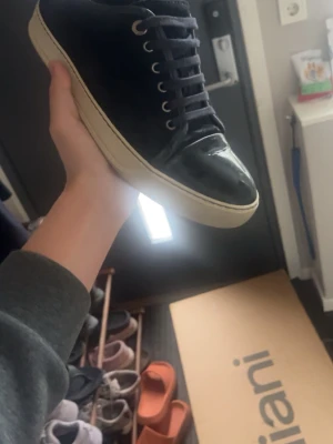 Lanvins marinblå - Stilrena lanvins sneakers som är ruggigt sköna och i perfekt skick. Perfekta nu till sommaren.