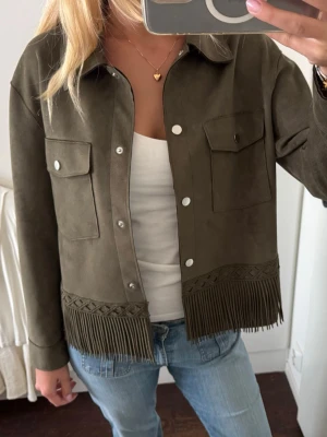 Mockajacka med fransar Zara - Säljer min ”cowboy” mockajacka från Zara. Perfekt till senvåren. Nypris 600kr säljer för 100kr🌻