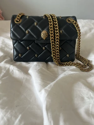 Kurt geiger väska - Kurt geiger väska i fint skick och knappt använd. Har ej kvar något äkthetsbevis då jag fick denna av min farmor💕💕pris kan diskuteras vid snabb affär!