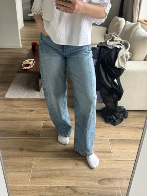 Blåa jeans - Blåa jeans från Gina tricot, i nyskick utan prislapp, aldrig använts. I storlek 34