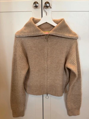 Beige ribbstickad ziptröja JJXX - Beige ribbstickad tröja från JJXX med dragkedja och stor krage. 