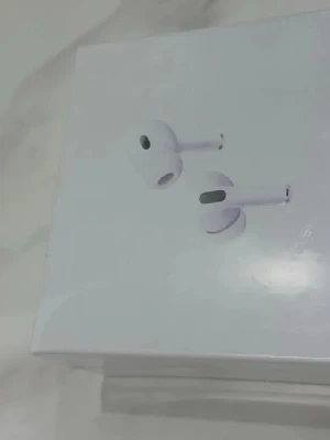 Apple AirPods Pro 2 USB-C - Säljer ett par vita Apple AirPods Pro 2nd generation med MagSafe-laddningsetui och USB-C. Trådlösa in-ear hörlurar med stilren design och brusreducering. Perfekta för musik, samtal och gaming. Levereras i originalförpackning.
