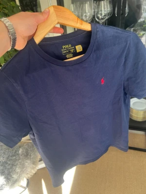 Ralph Lauren T-shirt, 14-16 år, Strl 160 - Säljer en snygg och klassisk t-shirt från Ralph Lauren. Perfekt till både vardag och lite mer uppklätt ✨🎊
