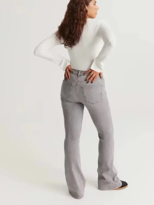 FRI FRAKT!! Gina tricot grå low waist jeans - Snygga populära jeans. De är använda men fortfarande bra skick! SLUTSÅLDA! Jag postar oftast samma dag eller dagen efter😍 Mitt pris 220kr med fri frakt!!! Nypris 499kr 