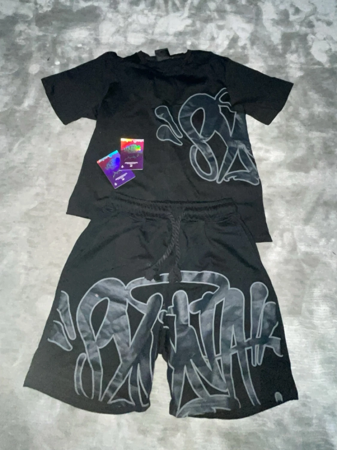 Svart set med graffiti-tryck
