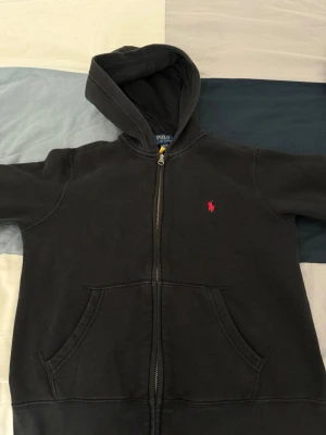 Polo Ralph Lauren - Polo Ralph lauren flisjacka med en broderad logga på sidan. Passar bra till 10-11 åringar. Köpte den från NK så den är äkta! Betala bara med Swish! 