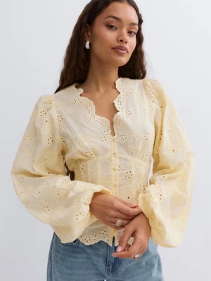 Gul blus - Söt ljusgul blus från Gina Tricot, som är slutsåld. Aldrig använd och prislapp kvar. Mycket fin och populär blus🌸😍