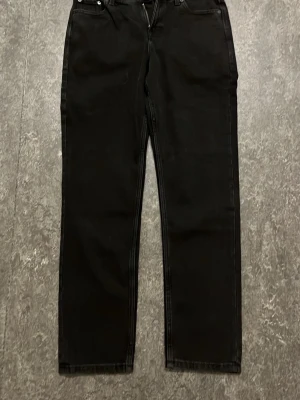 Svarta raka jeans Jack&Jones - Säljer ett par svarta jeans med rak passform och klassisk femficksdesign. Jeansen har dragkedjegylf och bälteshällor. Perfekta för en clean och stilren look. Dessa jeans från Jack&Jones är oanvända. De passar inte mig därför säljer jag de. Det är bra kvalitet och passar vem som helst.