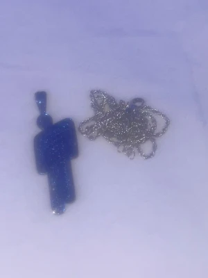 Blå billie Eilish Blohsh ifrån hemsida (925 sterling silver) - köpte den ifrån Billie Eilish hemsida för ungefär 3 månader sen. Har knappt använt. ( kedjan som kommer med finns). Kostade 600 på Billie’s hemsida men tax och frakt var ungefär 400kr. Så den kostade 1000 totalt.