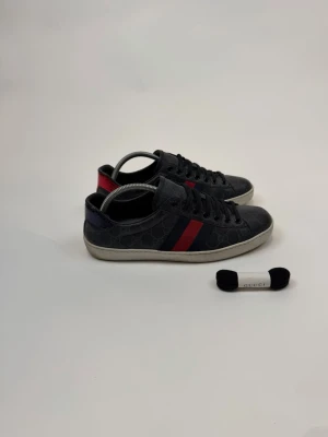 Gucci skor  - Hej ! Säljer nu dessa väldigt populära och sällsynta Gucci supreme Skorna! Storlek UK 8 vilket motsvarar 42! Skick 9/10. Ny pris= 9500 kr, Säljs för 2299 kr! Kvitto finns! 