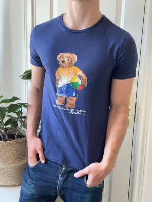 Ralph lauren t shirt  - Ralph lauren t shirt, Inga defekter men är använd en del! Modellen i bilderna är 180 cm 75 kg och bär Storlek M passar mer S , Kom med frågor! 🌟 (Kan gå ned i pris vid köp av paket 😉) 