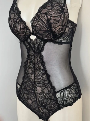 Unik body - Snygg body som har unika detaljer, i strl s🩷 Vet tyvärr inte märke, köpt i en butik i Italien🩷