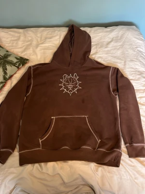 Streetwear hoodie  - Riktigt cool hoodie med snygg brodering på både bröstet och ryggen. Stilren men ändå unik vintage/y2k stil. Passformen är ruggigt nice. Skriv för mer bilder.