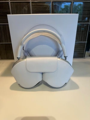 AirPods max - Säljer mina Apple AirPods Max i silver. Fungerar perfekt och har normalt användningsslitage. Bra batteritid och mycket bra ljud/brusreducering. Originalfodral medföljer.  Kan skickas eller hämtas i Växjö. Box + fodral får du med på köpet. Laddsladden är borttappad. En vanlig iPhone laddare behöver du skaffa själv. Priset är ej hugget i sten vid snabb affär 