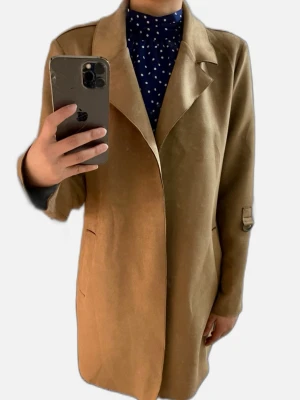 Snygg övergångskappa - Elegant övergångskappa i mjukt och skönt material med turn-up ärmar. Bekväm passform och tidlös stil, perfekt som lätt jacka.