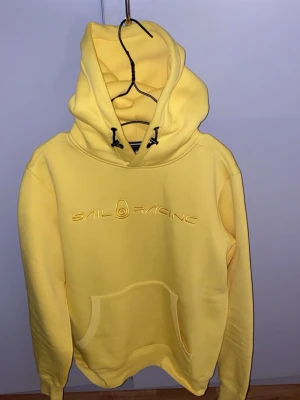 Gul hoodie från Sail Racinghely ny st S - Fräsch gul hoodie från Sail Racing med broderad logga på bröstet. Klassisk känguruficka framtill och justerbar huva med svarta snören. Perfekt för dig som vill sticka ut med en färgglad och bekväm stil. Mjuk bomullsblandning som känns skön mot huden. Helt ny riktigt skön material ny pris 1400 säljes för 800