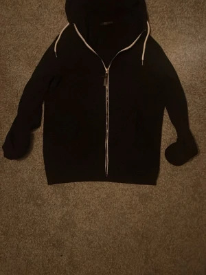 Svart zip hoddie  - En svart indicode zip hoddie inte andvänd många gånger och är bra skick är i storlek M