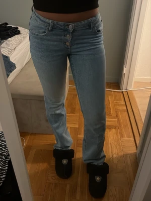 Ljusblå jeans från Gina Tricot - Säljer ett par ljusblå jeans från Gina Tricot med raka ben och de är low/ midwaist. 