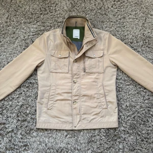 Ny j Lindeberg Bailey field jacket - Säljer denna riktigt feta j Lindeberg field jacketen!⭐️Skick : NYSKICK🙌Storlek L passar också M!⭐️NYPRIS = 4000kr! Hör gärna av er om ni har funderingar!👍