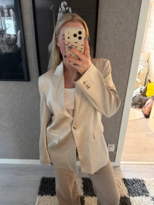 Oversized kavaj - NAKD - Säljer denna oversized kavajen från Nakd, enbart testad! Köpte den för ett tag sen nu men den har bara legat i garderoben.. köpte för 800kr säljer för 300💛