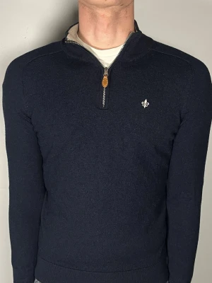 Morris halfzip - Säljer en riktigt snygg och trendig Morris halfzip i 100% merinoull och i fint skick, storlek S men sitter som XS, vid frågor är det bara att skriva //Gramenti