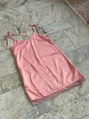Rosa nattlinne med spetskant - Sött rosa nattlinne i satin💗 Söta rosetter på axlarna o man kan justera axelbanden! 