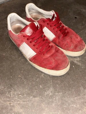 Valentino Flycrew - Säljer nu mina Valentino Flycrews i hyfsat bra skick👏 Skorna har några defekter samt ett par nitar som är borta ( nya skickas med)🔥 men har mycket kvar att ge! Nypris på dessa är Ca 10000kr men mitt pris är 1399kr, ett riktigt monsterpris🙏! Vid minst fundering är det bara att höra av sig! Mvh Fonté