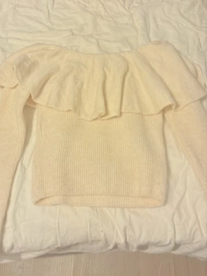 Vit offshoulder stickad tröja - Jättefin aldrig använt då jag inte tycker om off shoulder på mig själv🥰