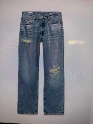 Blå raka jeans med slitningar - SÖKER!!! Öppen för olika storlekar!