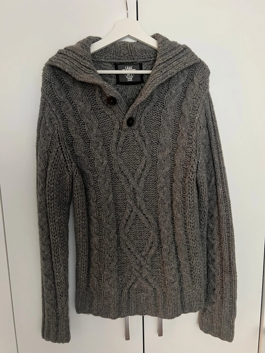 Grå kabelstickad hoodie 