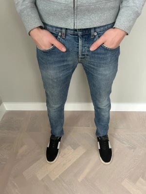 Dondup George Jeans  - Tja säljer nu dessa riktigt snygga Dondup jeansen i storlek 31 där nypriset är cirka 4000kr och modellen är George, skick 9/10 vid minsta lilla fundering så är det bara att höra av sig!  Mvh Santén