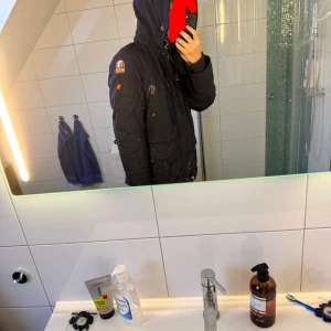 PARAJUMPER JACKA - Parajumper jacka. Info: man kan ta av pälsen som man ser och den är 100% äkta fick den i present och har ingen användning av den längre därför säljer jag. Nypris är över 10 tusen, knappt använd. Skriv för övriga frågor storlek m-l