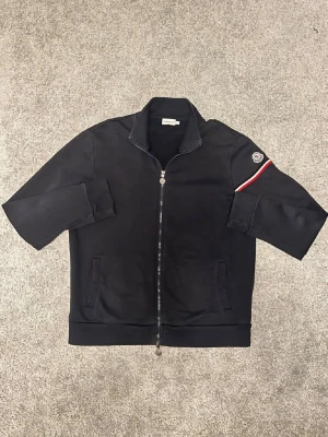 Moncler zip hoodie  - Väldigt fin hoodie - lite liten i storlek och kan också passa M