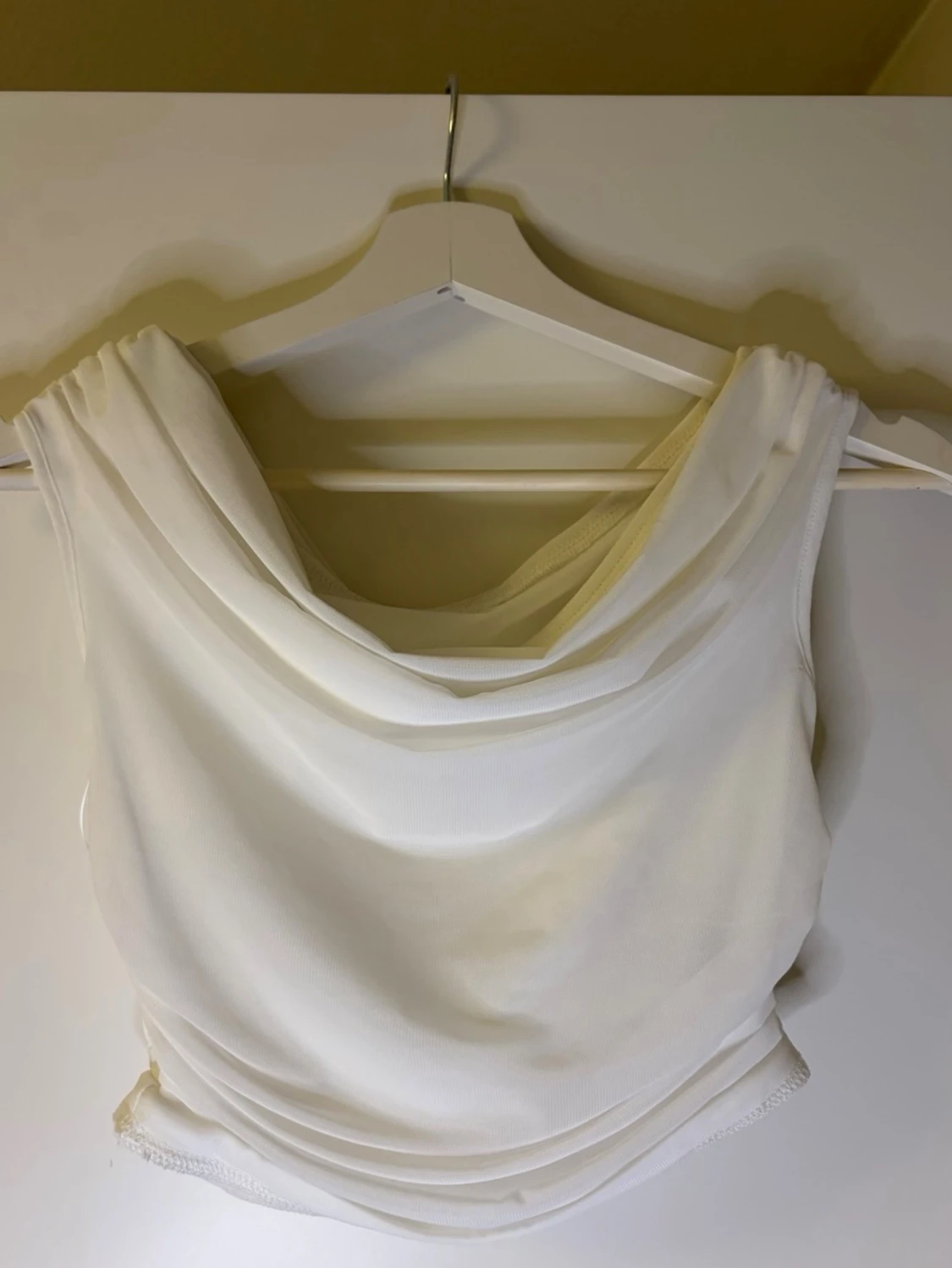 Vit ärmlös linnetopp med drapering