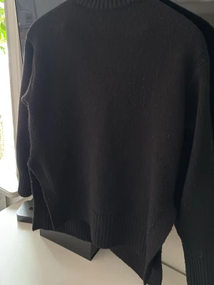 Polo stickad tröja från h&m - Svart polo krage stickad tröja från hm, lite nopprig som stickat blir, annars skön och sann till storleken