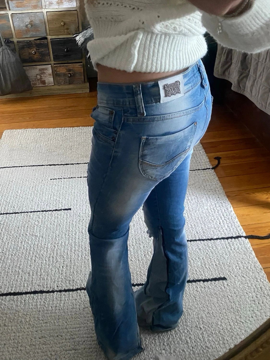 Blå slitna bootcut jeans - 2