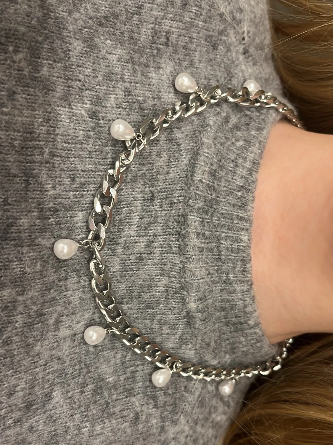 Silverfärgat halsband med pärlor