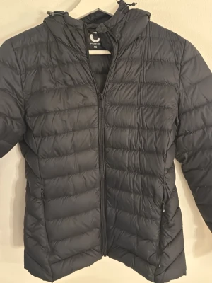 Dunjacka - Svart tunn dunjacka från cubus i storlek xs. Passar bra till våren eller hösten