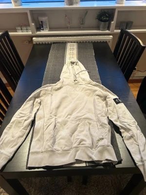 Ljusgrå hoodie Calvin Klein med patch på ärmen - Skriv för fler bilder, lite skrynklig då den legat i garderoben ett tag