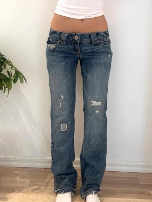 Aeropostale lågmidjade jeans  - Storlek 1/2 regular ~ XS. Rakt över midjemått: 36cm. Innebenslängd: 81cm. Skickas inom 24h, PostNord prioriteras. Se liknande plagg i min profil!