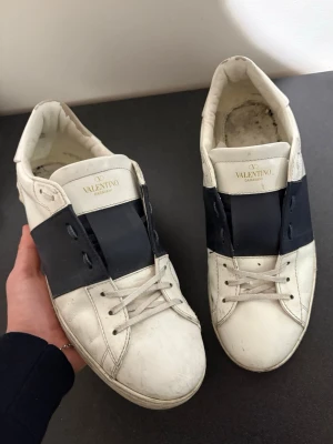 Valentino opens - Säljer dessa valentino open skor | Storlek 46 | Endast skorna medföljer | Lite smutsiga samt lite sliten sula, annars i bra skick | Defekt högst upp längst bak på högra skon som syns på första bilden | Skriv vid minsta fråga eller fundering 🤝