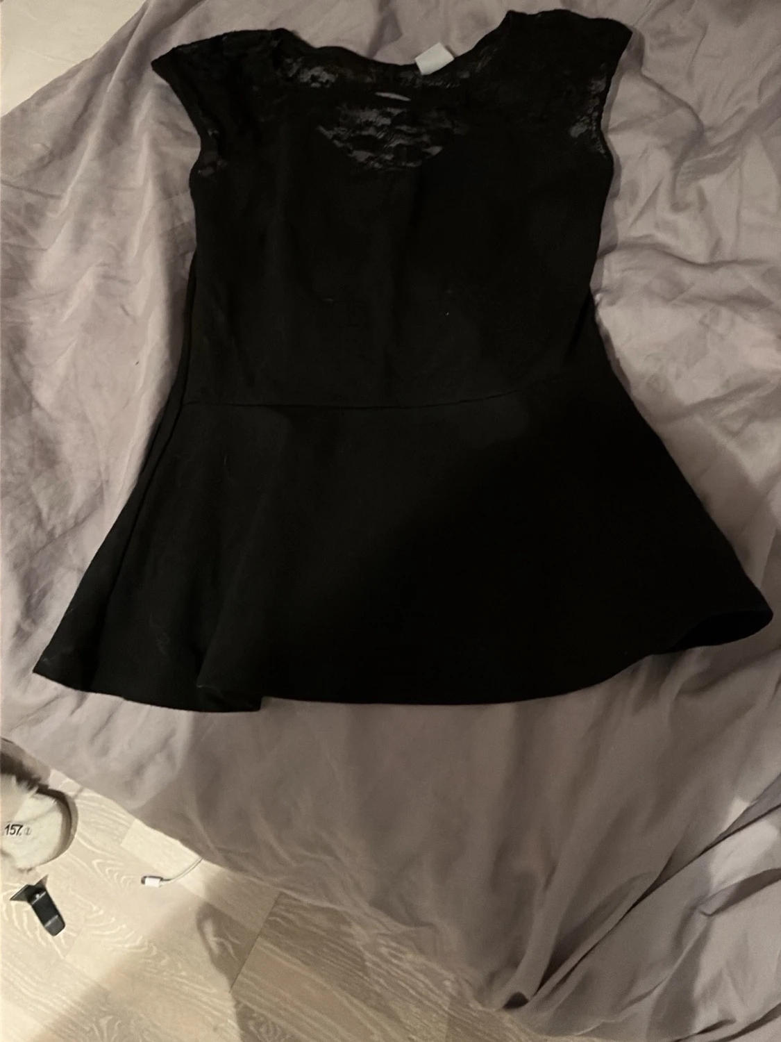 Svart top med spetsdetaljer - 1