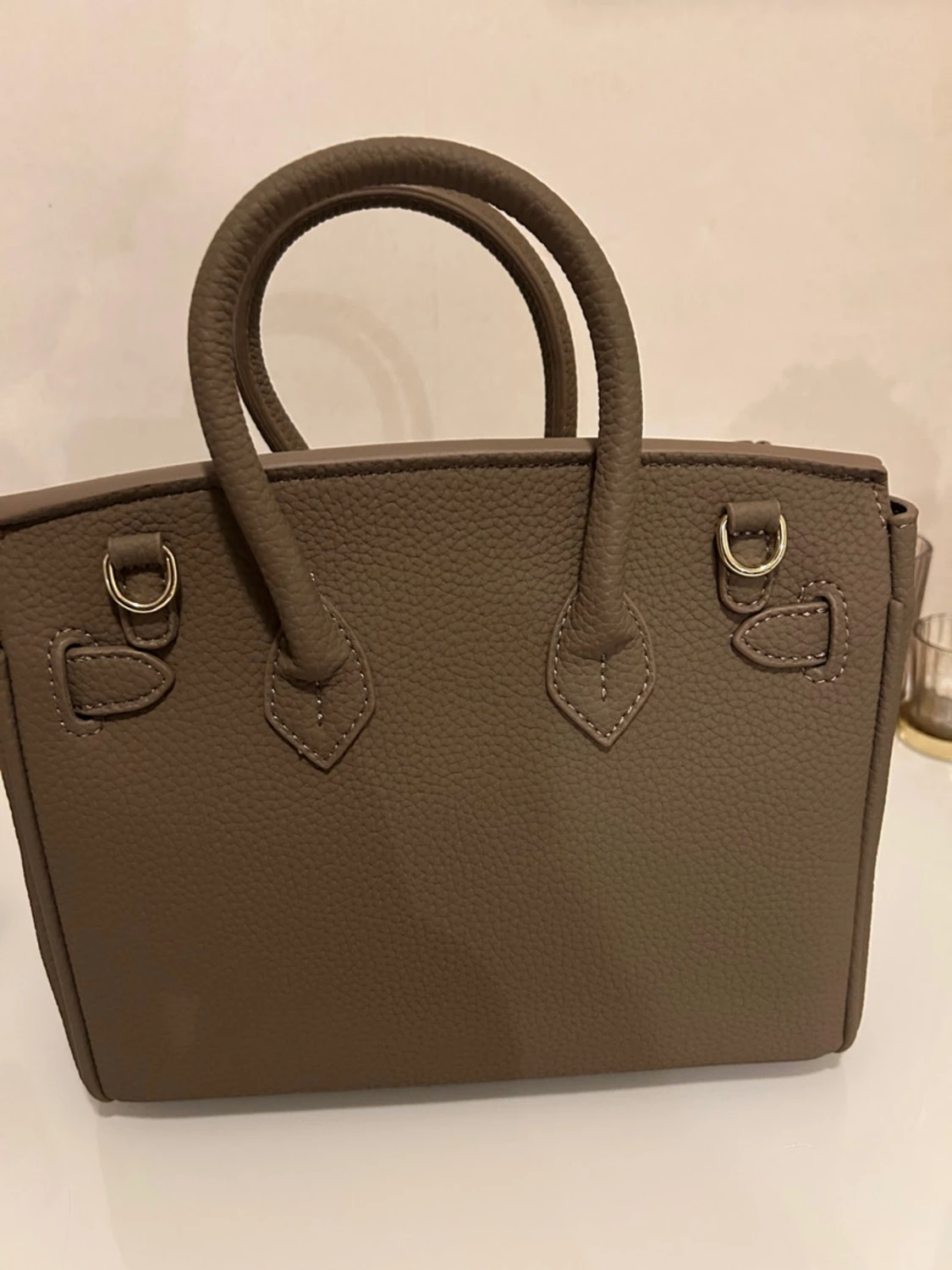 Beige handväska med gulddetaljer - 4