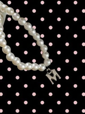 Pärlhalsband med bokstav  - Ett fint pärlhalsband med valfri bokstav i silver!🩶 Halsbandet är 35cm + 5cmförlägningskedja. Fästs med en karbinhake och kedja! 