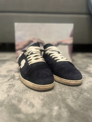 Blåa the gallerist - Snygga blåa GALLERIST med vit sula och vita skosnören. Ovandelen är i mocka och skon har en låg profil. Perfekta för dig som gillar en clean och klassisk stil. Passar till det mesta och är riktigt bekväma.