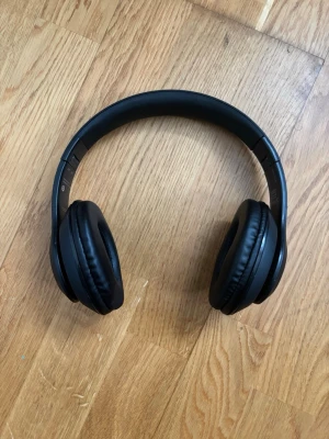 Beats -  Studio Pro - I väldigt bra skick och knappt använda. Fungerar felfritt med grymt ljud och stark noise cancelling. Säljs utan box men hörlurarna är väl omhändertagna och redo att användas direkt. Perfekta för musik, gym eller resor. 
