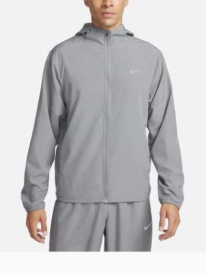 Grå vindjacka med huva från Nike - Snygg grå vindjacka från Nike med hel dragkedja och huva. Jackan har diskret Nike-logga på bröstet, långa ärmar med elastiska muddar och är tillverkad i lätt syntetmaterial som passar perfekt för sport och aktivitet.