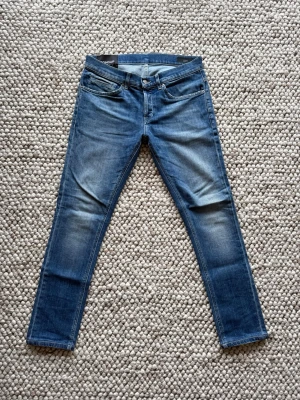 Dondup jeans - Tja säljer nu ett par Dondup jeans! Modell:- George, nya modellen med svart tag! Storlek:- 31. Skick:9/10, inga defekter allas! Om ni har några funderingar är det bara att höra av sig! 📩